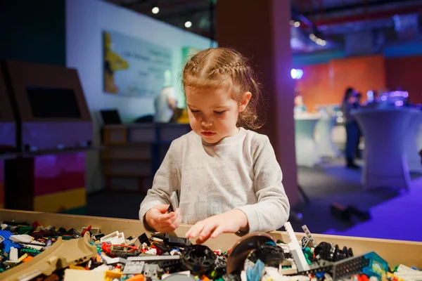 Minsk, Beyaz Rusya - 1 Mayıs 2017: renkli oyuncaklar ile oynama çocuk. 