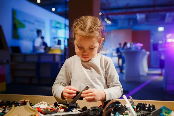 Minsk, Beyaz Rusya - 1 Mayıs 2017: renkli oyuncaklar ile oynama çocuk. 