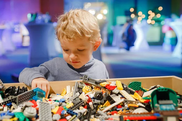 Minsk, Beyaz Rusya - 1 Mayıs 2017: renkli oyuncaklar ile oynama çocuk. 