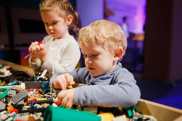 Minsk, Beyaz Rusya - 1 Mayıs 2017: renkli oyuncaklar ile oynama çocuk. 