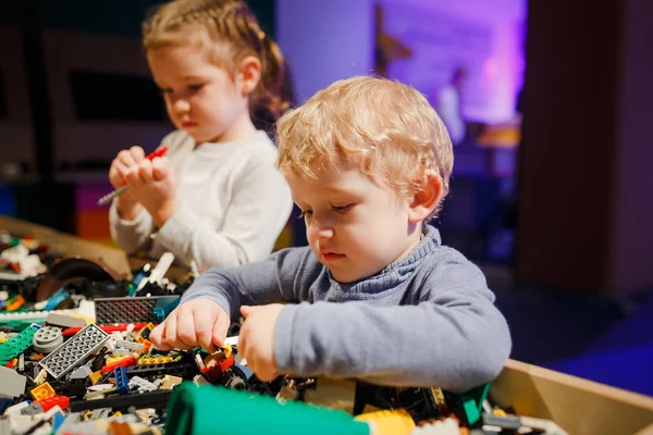 Minsk, Beyaz Rusya - 1 Mayıs 2017: renkli oyuncaklar ile oynama çocuk. 