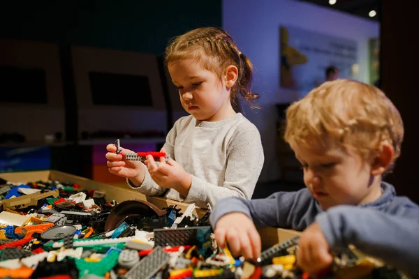 Minsk, Beyaz Rusya - 1 Mayıs 2017: renkli oyuncaklar ile oynama çocuk. 