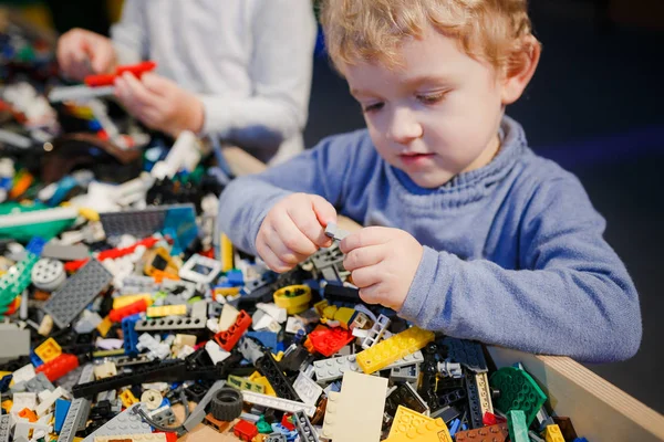 Minsk, Beyaz Rusya - 1 Mayıs 2017: renkli oyuncaklar ile oynama çocuk. 