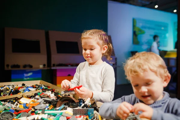 Minsk, Beyaz Rusya - 1 Mayıs 2017: renkli oyuncaklar ile oynama çocuk. 