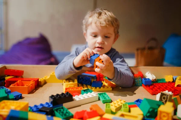 Minsk, Beyaz Rusya - 1 Mayıs 2017: renkli oyuncaklar ile oynama çocuk. 