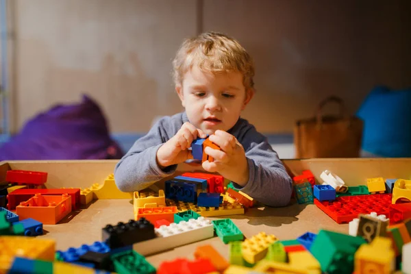 Minsk, Beyaz Rusya - 1 Mayıs 2017: renkli oyuncaklar ile oynama çocuk. 