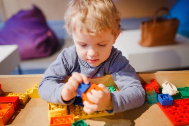 Minsk, Beyaz Rusya - 1 Mayıs 2017: renkli oyuncaklar ile oynama çocuk. 