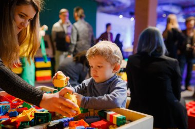 Minsk, Beyaz Rusya - 1 Mayıs 2017: renkli oyuncaklar ile oynama çocuk. 