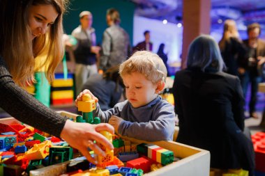 Minsk, Beyaz Rusya - 1 Mayıs 2017: renkli oyuncaklar ile oynama çocuk. 