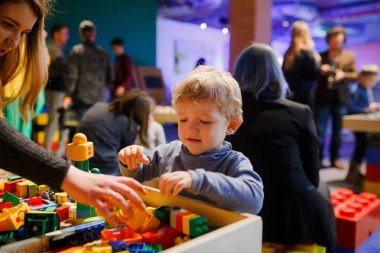 Minsk, Beyaz Rusya - 1 Mayıs 2017: renkli oyuncaklar ile oynama çocuk. 