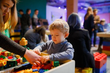 Minsk, Beyaz Rusya - 1 Mayıs 2017: renkli oyuncaklar ile oynama çocuk. 