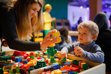 Minsk, Beyaz Rusya - 1 Mayıs 2017: renkli oyuncaklar ile oynama çocuk. 