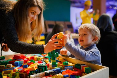 Minsk, Beyaz Rusya - 1 Mayıs 2017: renkli oyuncaklar ile oynama çocuk. 