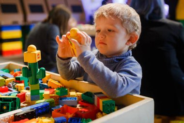 Minsk, Beyaz Rusya - 1 Mayıs 2017: renkli oyuncaklar ile oynama çocuk. 