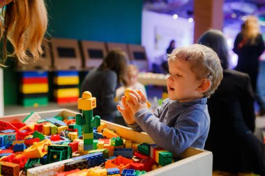 Minsk, Beyaz Rusya - 1 Mayıs 2017: renkli oyuncaklar ile oynama çocuk. 