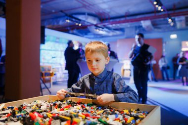 Minsk, Beyaz Rusya - 1 Mayıs 2017: renkli oyuncaklar ile oynama çocuk. 