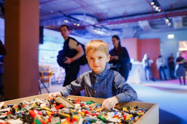 Minsk, Beyaz Rusya - 1 Mayıs 2017: renkli oyuncaklar ile oynama çocuk. 