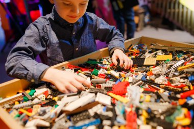 Minsk, Beyaz Rusya - 1 Mayıs 2017: renkli oyuncaklar ile oynama çocuk. 