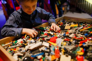 Minsk, Beyaz Rusya - 1 Mayıs 2017: renkli oyuncaklar ile oynama çocuk. 