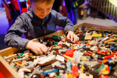 Minsk, Beyaz Rusya - 1 Mayıs 2017: renkli oyuncaklar ile oynama çocuk. 