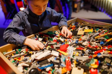 Minsk, Beyaz Rusya - 1 Mayıs 2017: renkli oyuncaklar ile oynama çocuk. 