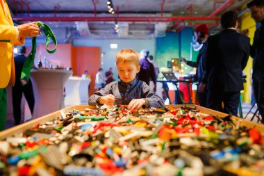 Minsk, Beyaz Rusya - 1 Mayıs 2017: renkli oyuncaklar ile oynama çocuk. 