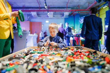 Minsk, Beyaz Rusya - 1 Mayıs 2017: renkli oyuncaklar ile oynama çocuk. 