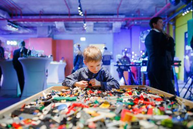 Minsk, Beyaz Rusya - 1 Mayıs 2017: renkli oyuncaklar ile oynama çocuk. 