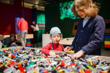 Minsk, Beyaz Rusya - 1 Mayıs 2017: renkli oyuncaklar ile oynama çocuk. 