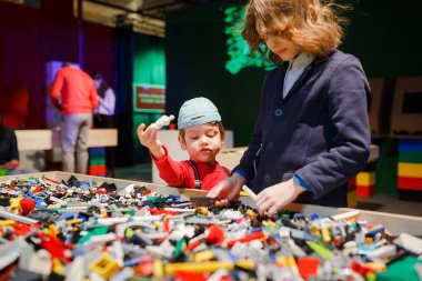 Minsk, Beyaz Rusya - 1 Mayıs 2017: renkli oyuncaklar ile oynama çocuk. 