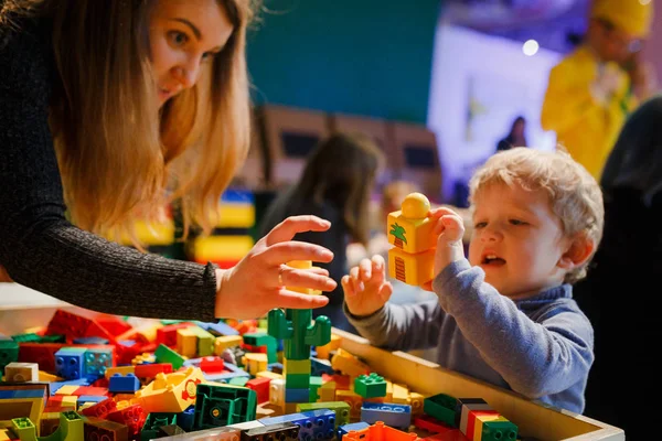 Minsk, Beyaz Rusya - 1 Mayıs 2017: renkli oyuncaklar ile oynama çocuk. 