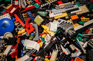 Birçok bina tuğla parlak renklerin çeşitli. Eğitici oyuncak 