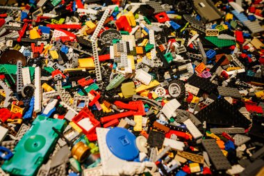 Birçok bina tuğla parlak renklerin çeşitli. Eğitici oyuncak 