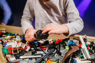 Lego blokları tutan çocuk