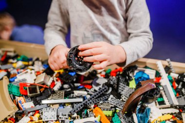 Lego blokları tutan çocuk