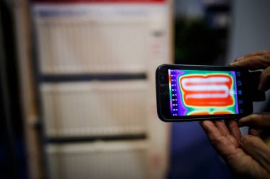 Radyatör ısıtıcı ve kullanma bir bina üzerinde bir pencere kayıt