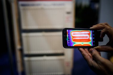 Radyatör ısıtıcı ve kullanma bir bina üzerinde bir pencere kayıt