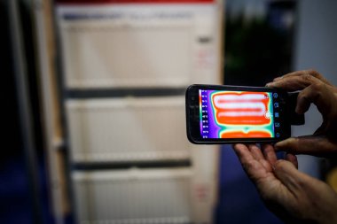 Radyatör ısıtıcı ve kullanma bir bina üzerinde bir pencere kayıt