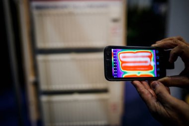 Radyatör ısıtıcı ve kullanma bir bina üzerinde bir pencere kayıt