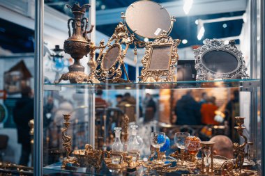 El sanatları ve Hediyelik eşya ile pirinç mutfak eşyaları mağazası