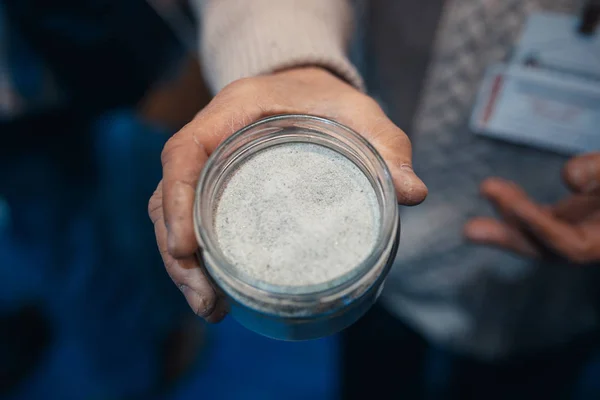 Polvo de olivino y cuarzo en un frasco — Foto de Stock