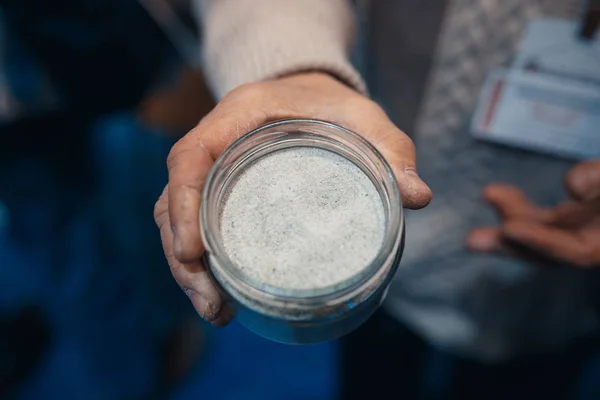 Ολιβίνης και χαλαζία σε σκόνη σε ένα βάζο — Φωτογραφία Αρχείου