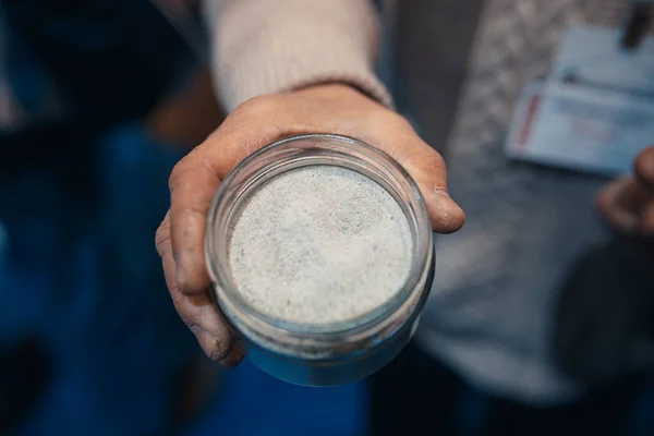 Olivin und Quarzpulver im Glas — Stockfoto