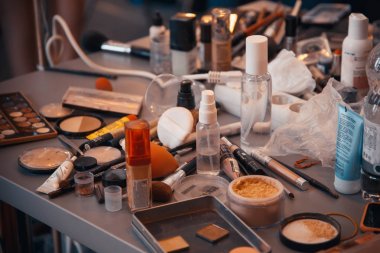 Ayna, toz, puf, rimel, göz kalemi ve diğer kozmetik t