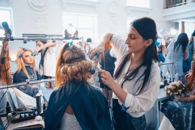 Minsk, Beyaz Rusya - 1 Mayıs 2017: Kuaför Saç uzantılı mu