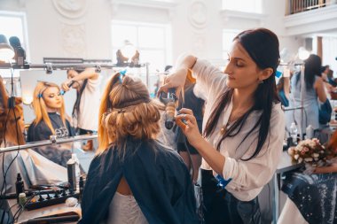 Minsk, Beyaz Rusya - 1 Mayıs 2017: Kuaför Saç uzantılı mu