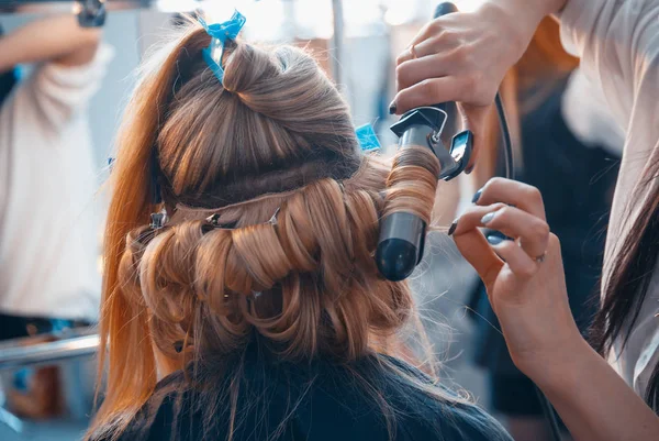 Il parrucchiere fa estensioni dei capelli a una giovane ragazza — Foto Stock