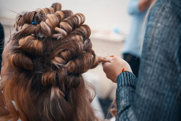 O cabeleireiro faz extensões de cabelo para uma jovem — Fotografia de Stock