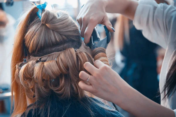 Il parrucchiere fa estensioni dei capelli a una giovane ragazza — Foto Stock