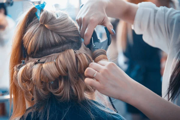 Il parrucchiere fa estensioni dei capelli a una giovane ragazza — Foto Stock
